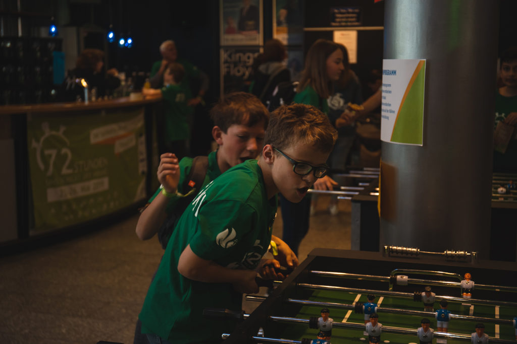 Zwei Kinder beim Kicker-Spielen.