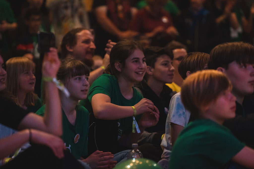 Die Kinder sind begeistert von der Tanzeinlage.