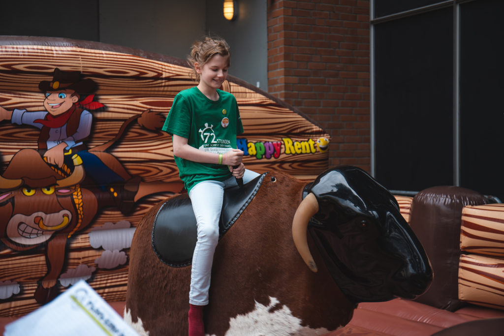 Ein Kind beim Rodeo-Reiten.