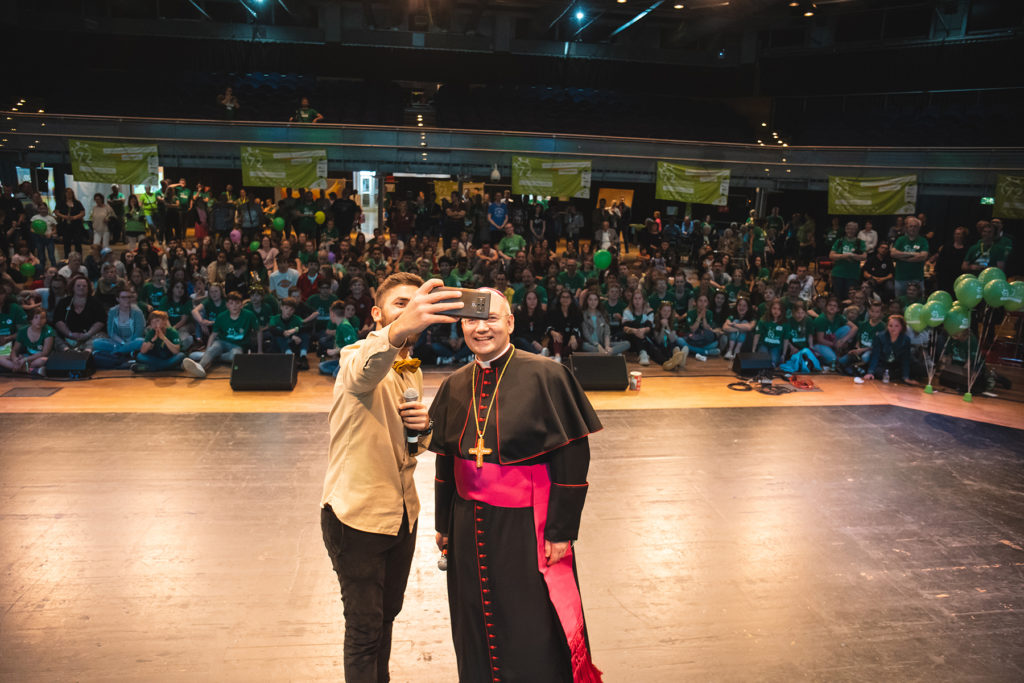 Khalid Bounouar und Bischof Dr. Helmut Dieser machen ein Selfie.