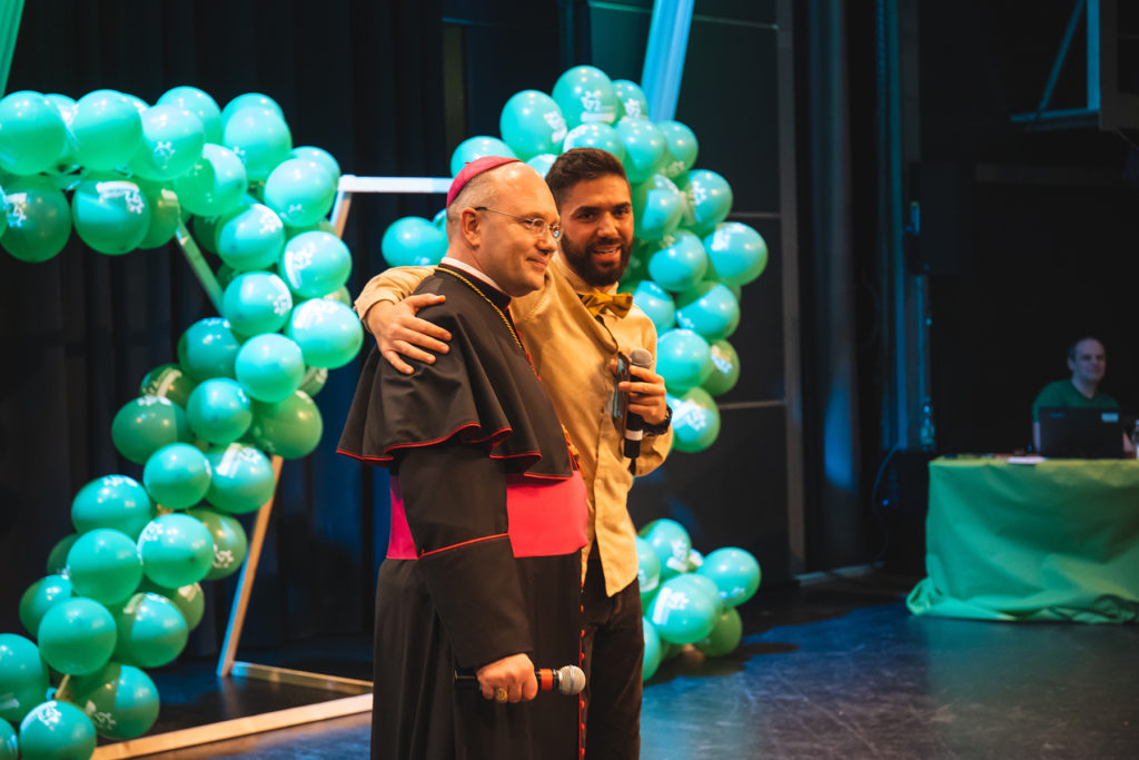 Khalid Bounouar und Bischof Dr. Helmut Dieser